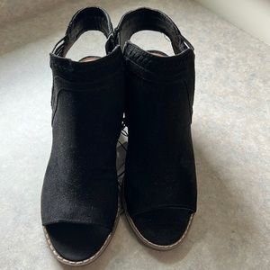 NWT * Universal Threads Black Heels Size 7.6. Brand New